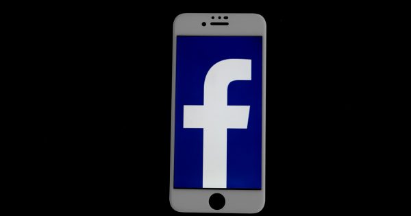 La app iOS de Facebook enciende la cámara de algunos usuarios sin permiso