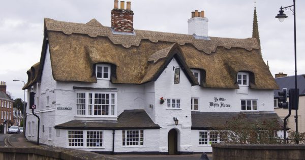 Este condado británico paga 36.000 euros por visitar pubs antiguos durante un año