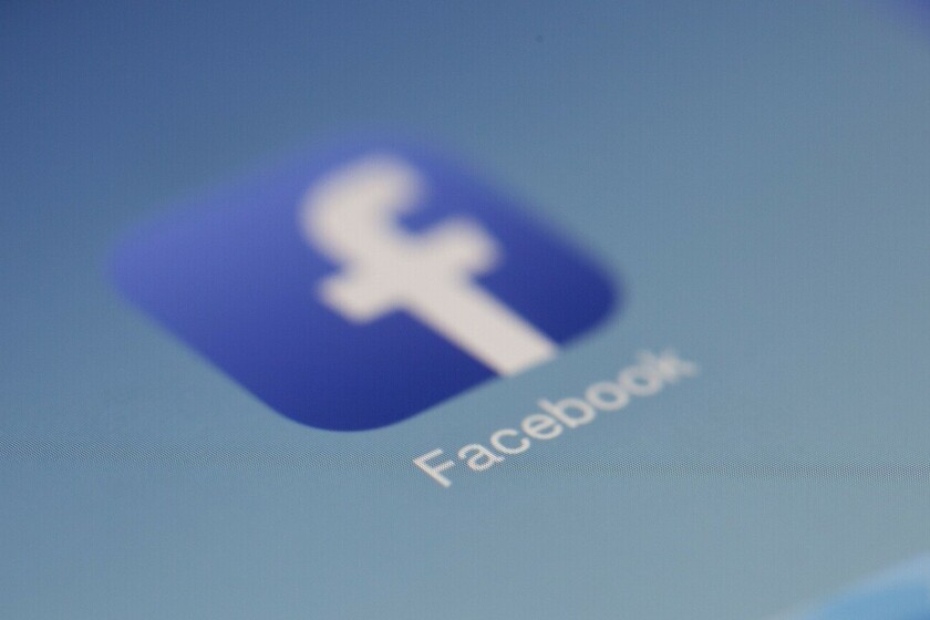 Facebook deja en manos de una inteligencia artificial las prioridades de los moderadores humanos